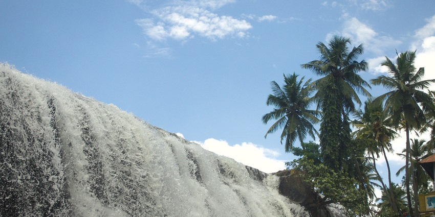 An Image showing Thirparappu Waterfalls at its full swing.