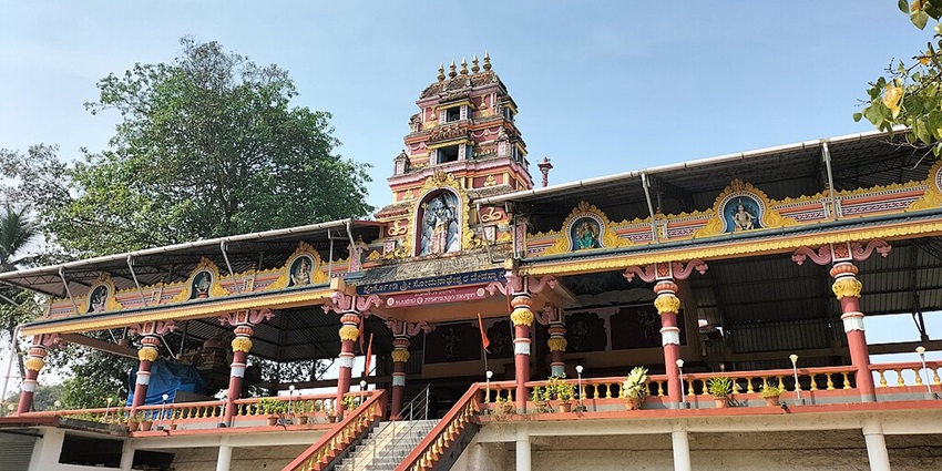 An image of the people praying at one of the great places to visit in Yanam.