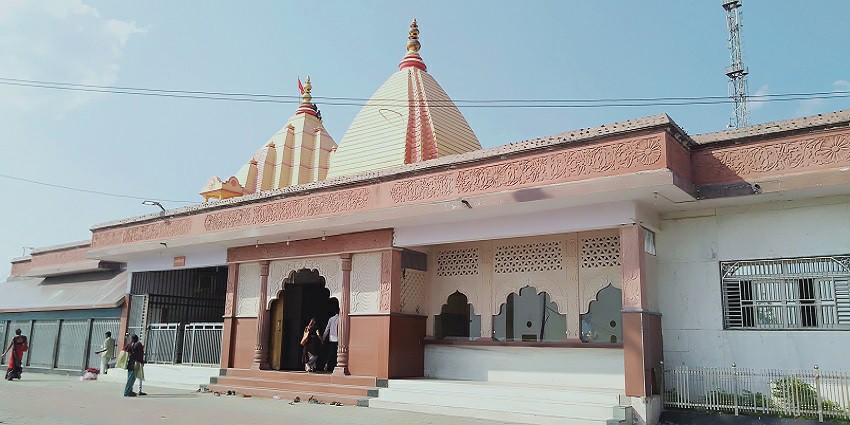 Devotees arriving to seek blessings at Maa Vindhyavasini Temple in Uttar Pradesh.