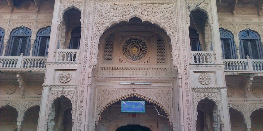 An exterior image of Maan Mandir, one of the best places to visit in Barsana.