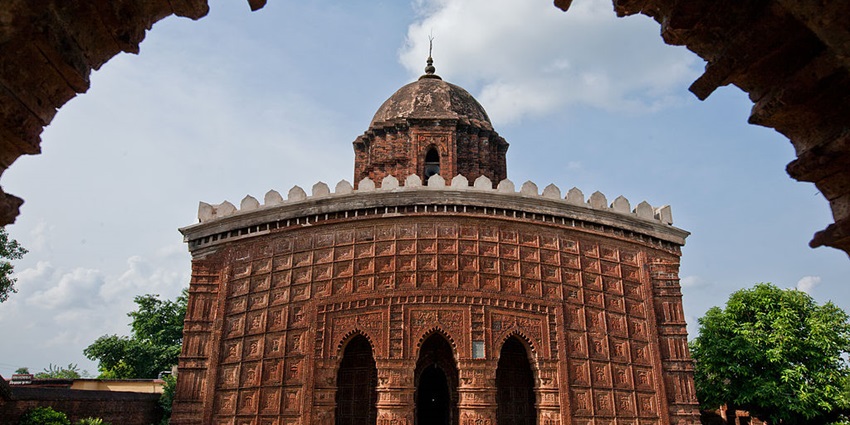 The stunning Madan Mohan Temple, one of the main temples in Vrindavan.