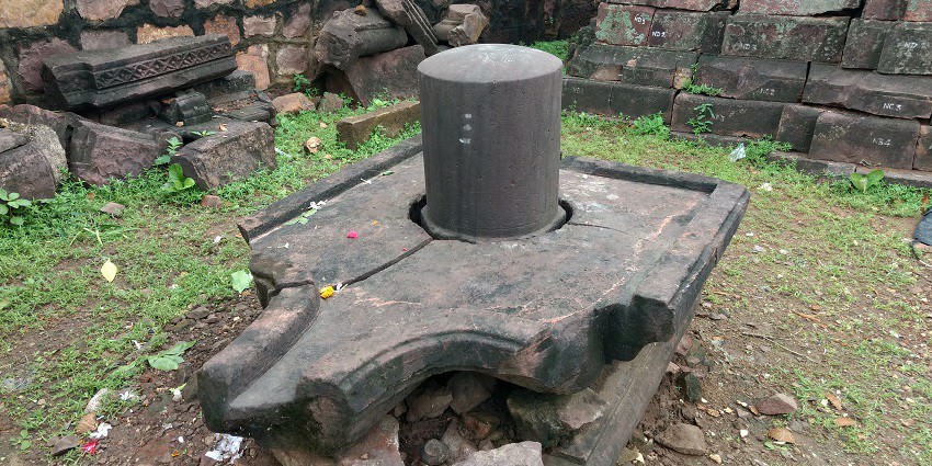 Image of a beautiful shot of the serene lingam of Lord Shiva surrounded by walls