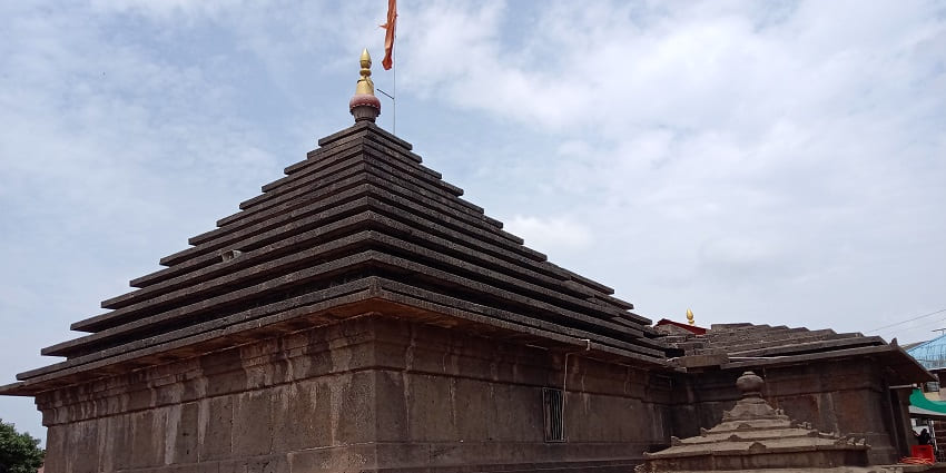 Wide angle view of the Mahabaleshwar temple