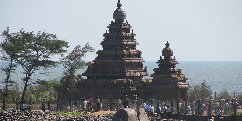 The Mahabalipuram offers scuba diving near historical temple ruins underwater.