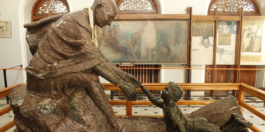 Statue of Mahatma Gandhi with a child inside the museum