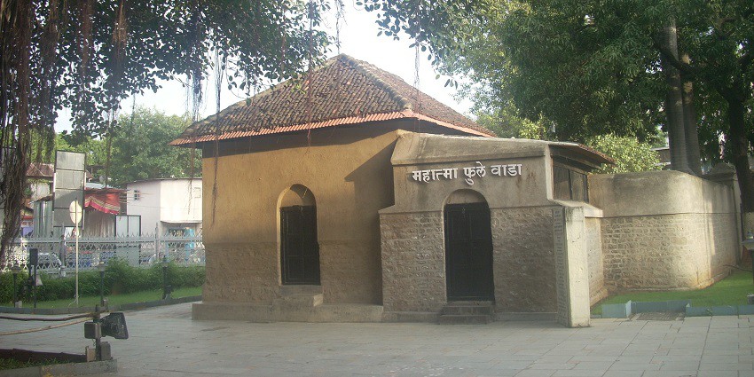 Mahatma Phule Museum has an antique hut as an attraction.