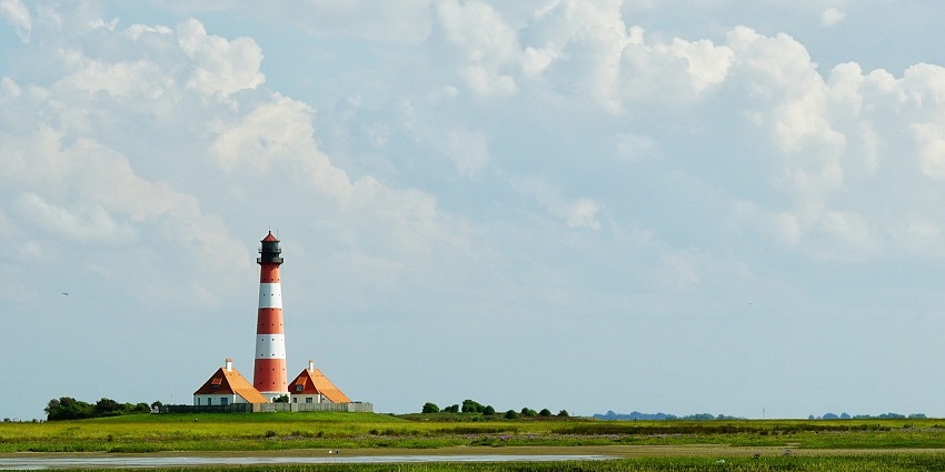 A picture of Mahe Lighthouse, a scenic spot among tourist places to visit in Mahe