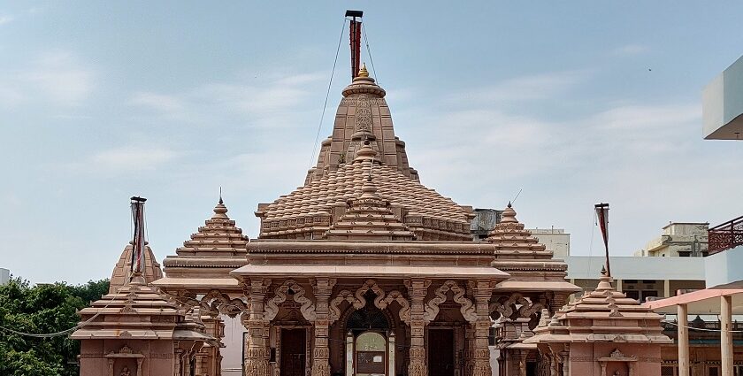 A view of Bhelupur Shwetambar temple, Varanasi, home to several main temples in Varanasi.