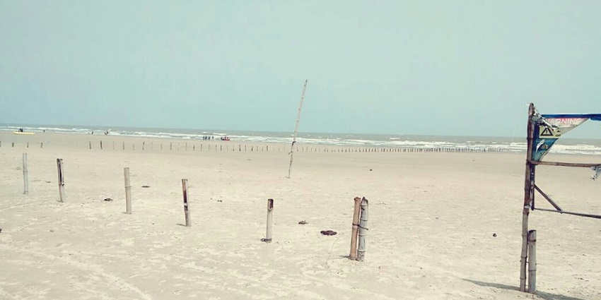Serene views on the beach of Mandarmani, a place near Kolkata to visit in August.