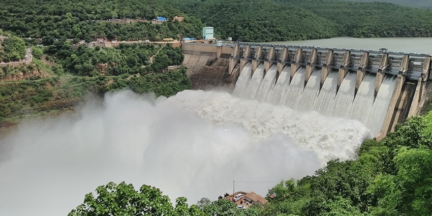 Maneri Dam is a scenic dam, one of the most beautiful places to visit in Uttarkashi.