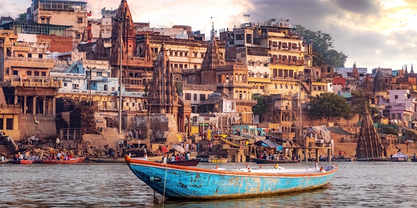 A picture of Manikarnika Ghat, a sacred cremation site and a famous tourist attraction in Kashi.