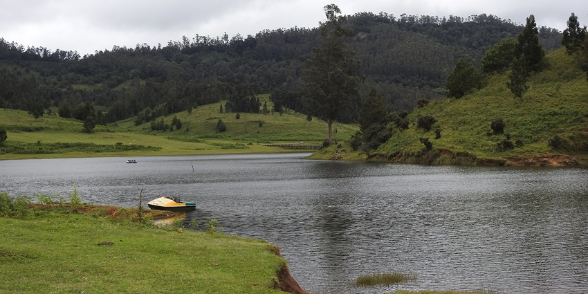 A mesmerising view of the tranquil waters of Mannavanur Lake in Mannavanur.