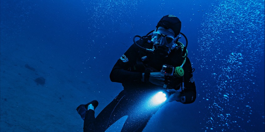 A picture of a scuba diver at Manori Beach that offers a shallow water-accessible site in Mumbai.