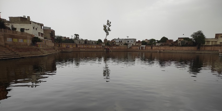 A picture of Kund located in Govardhan, which is considered one of the most sacred kunds.