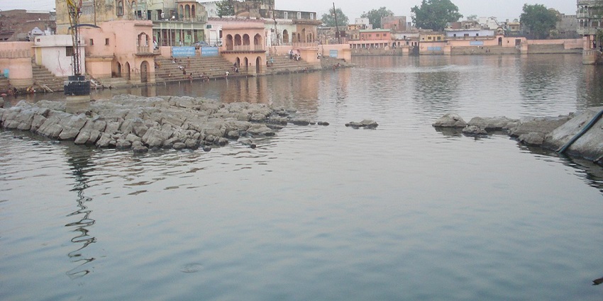 An image of Mansi Ganga near Shri Girraj Mandir, a famous tourist destination near the temple