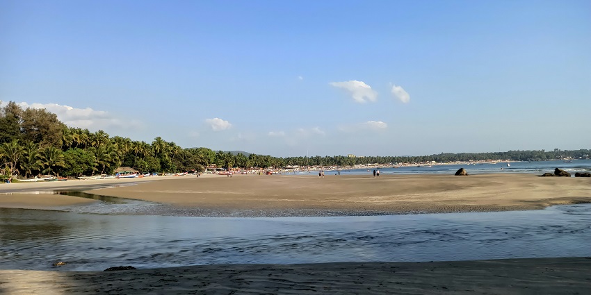 A serene view of Marakanam Beach, a tourist attraction near the Melmalayanur Temple.