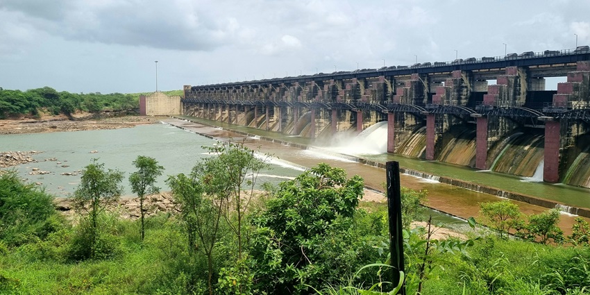 Scenic Maravakandy Dam surrounded by lush greenery, top places to visit in Mudumalai.