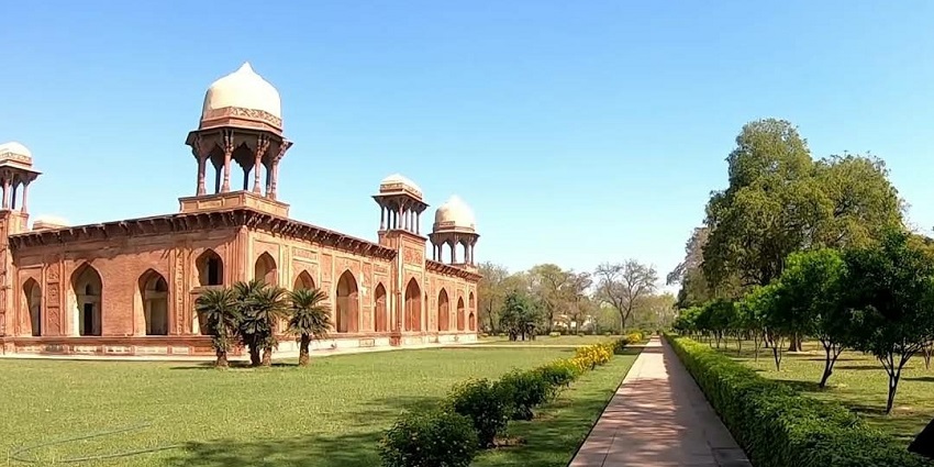 An image of the red sandstone structure, one of the best places to visit in Agra.
