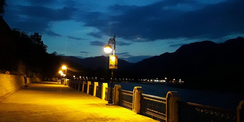 Scenic beauty of Marine drive along river Ganges and the hills