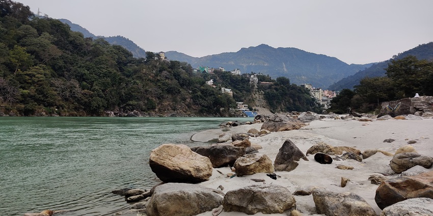 Marine Drive Beach is one of the most amazing places to visit in Rishikesh for couples.