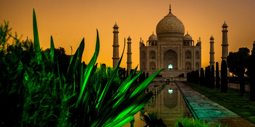 Marvel at the Taj Mahal at night for an unforgettable nightlife in Agra