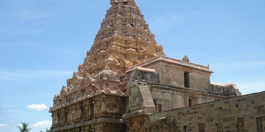 The picture of the Masilamani Nathar Temple against the clear blue sky