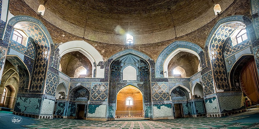 Mughal Masjid in Mumbai, with Mughal-inspired architecture, domes, and detailed carvings