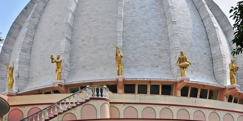 Detail view of the dome of the Samadhi mandir in Mayapur