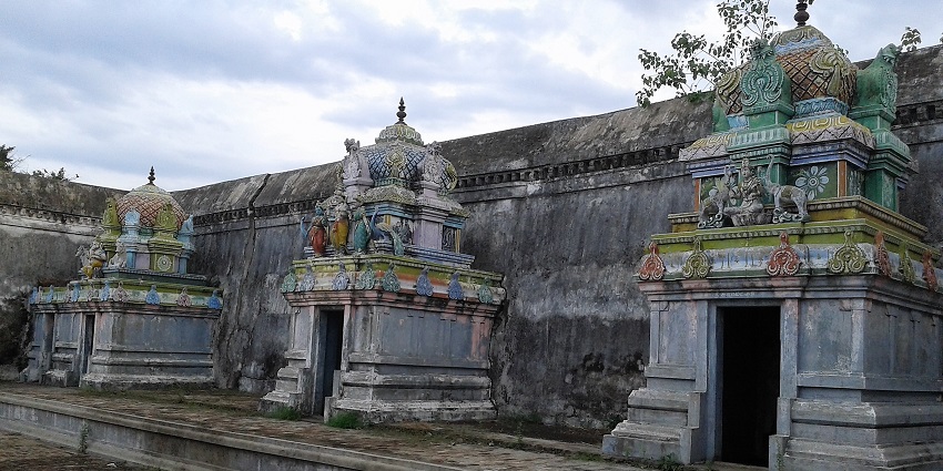 An image of the Karkadeswarar Temple, perfect atmosphere for meditating in peace