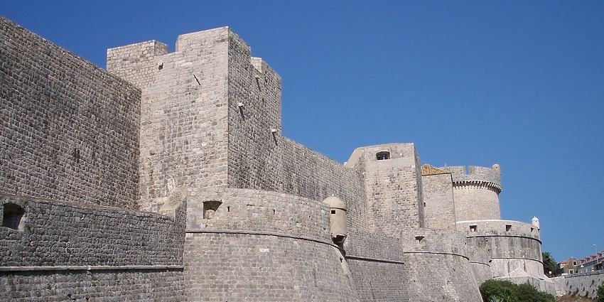 A picture of the huge walls of a traditional fort, one of the best places to visit near Rohtak