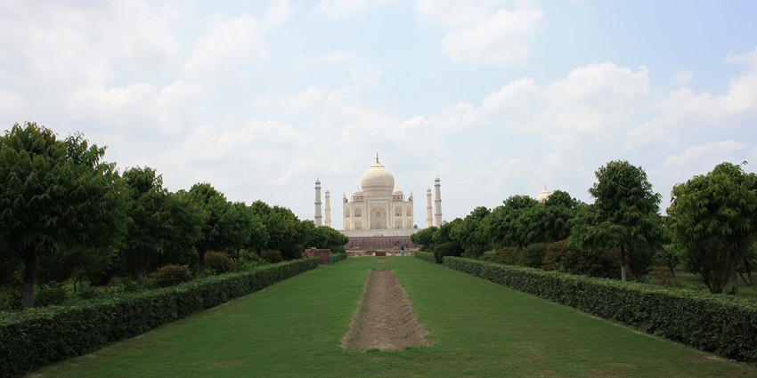 Mehtab Bagh is a beautiful garden facing the Taj Mahal