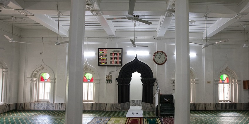 Memon Masjid in Mumbai, featuring stunning Islamic architecture with intricate carvings