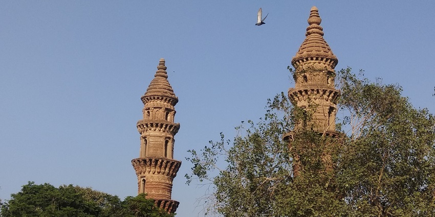 Minara Masjid in Mumbai, with its tall minarets and beautiful green and white facade