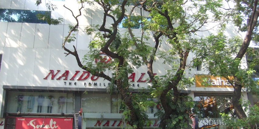 An image of a bustling street in Chennai, known for textiles, jewelry, and local shops.