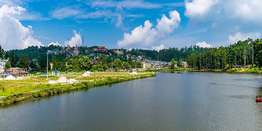 Sumendu Lake in Mirik is renowned for its calm aura and quiet beauty in West Bengal.