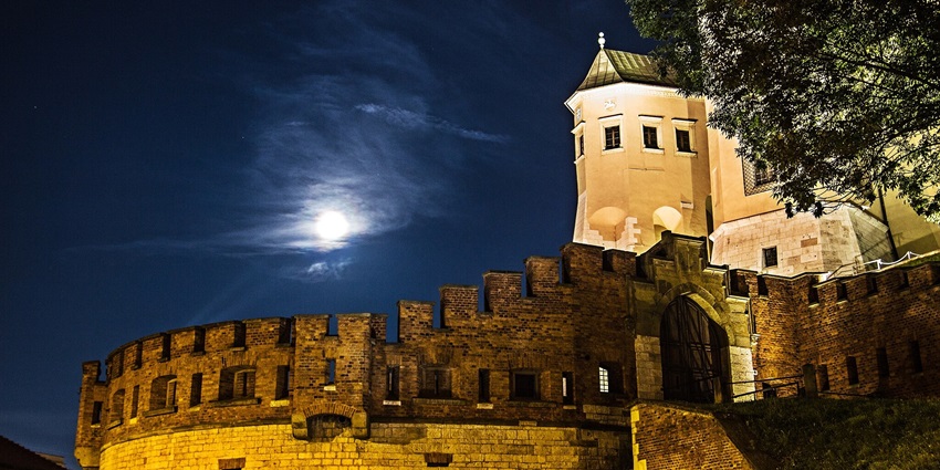 View of Chunnar fort at night, one of the haunted places in UP