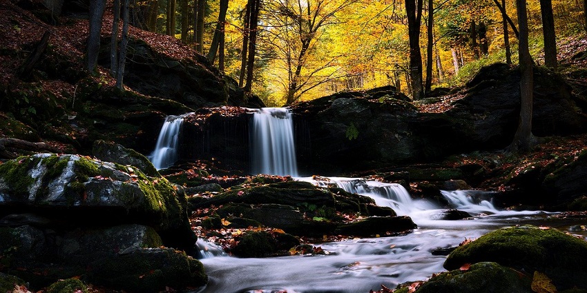 Vindham Waterfall in Mirzapur, one of the peaceful hill stations near Gorakhpur.