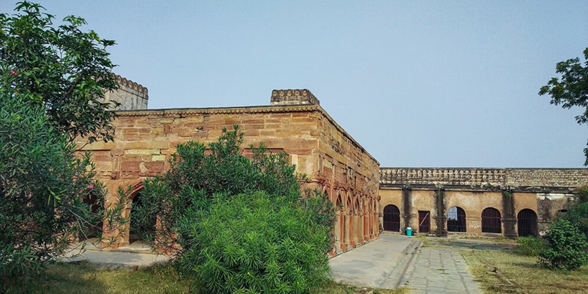 A picture of a fort in the Mirzapur region of Uttar Pradesh, surrounded by greenery