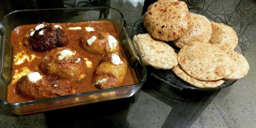 The best food in Haridwar Har ki Pauri is the delicious puris accompanied by delectable dishes.