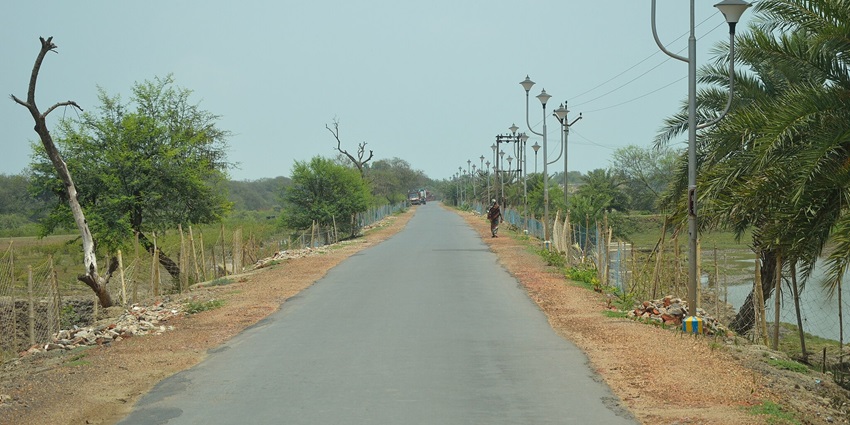 Image of a road to Mohana from Digha surrounded by greenery during day time