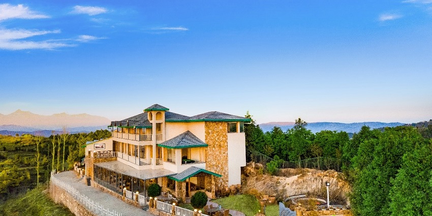An image of the view from Mukteshwar, a popular tourist attraction near Kainchi Dham.