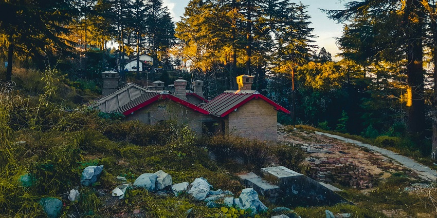 Scenic hill town mukteshwar in Uttarakhand known for its panoramic views and temples.