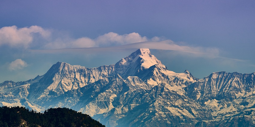 A cliff-side sunset view at Mukteshwar, beautiful sight at hill stations near Nainital.