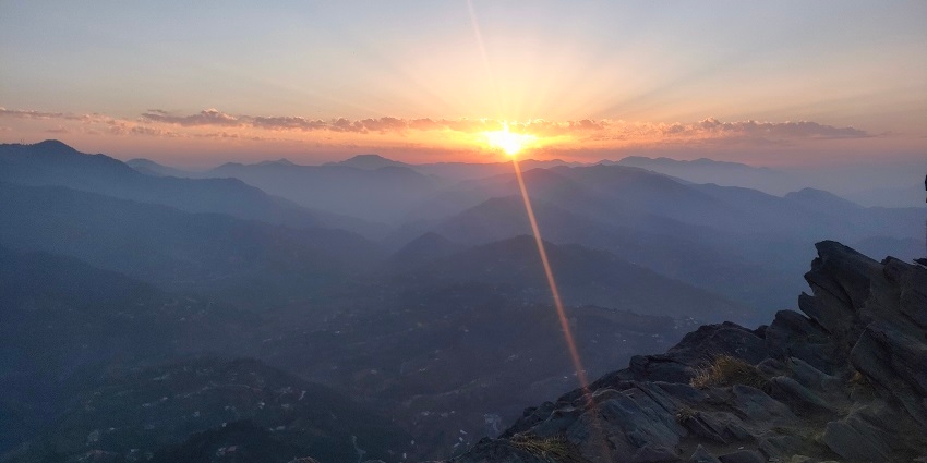 An image of the cliffs and forested areas in Mukteshwar, that is filled with tranquillity.
