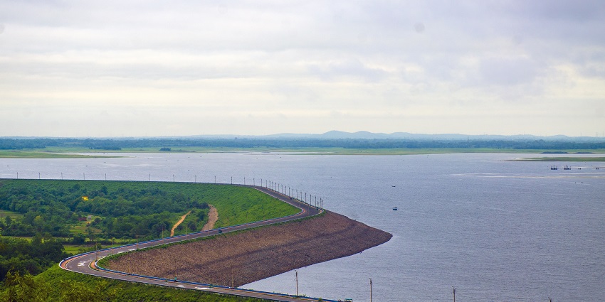 Capturing scenic beauty of Mukutmanipur Dam, a place to visit in Bankura.