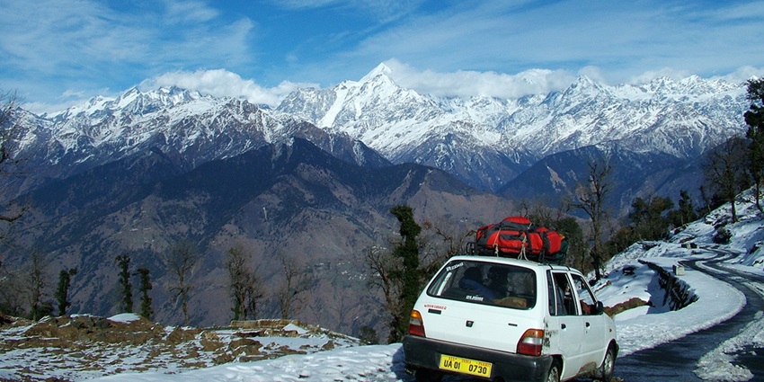 An astonishing view of Munsiyari featuring snow-clad mountains and rugged terrains.
