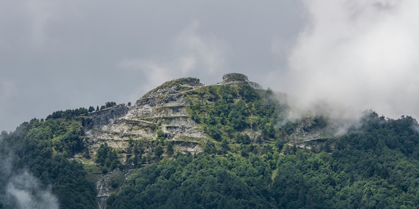 Places to visit in Uttarakhand this March feature Munsiyari with stunning views.