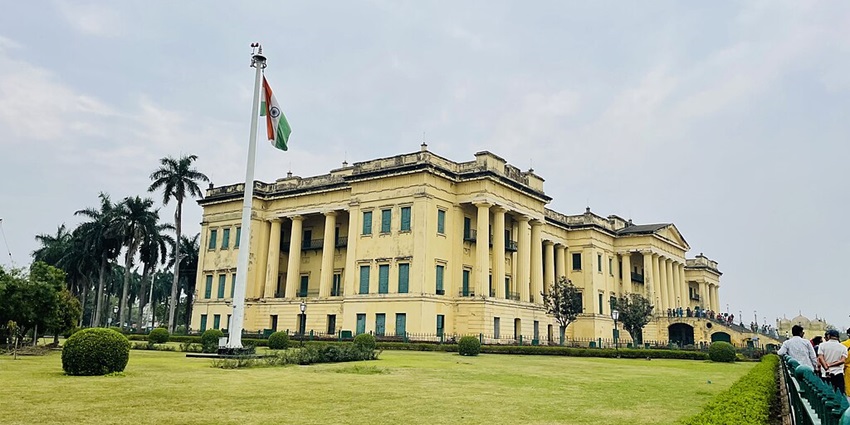 A historic visit to Hazarduari Palace in Murshidabad which offer a surreal experience.