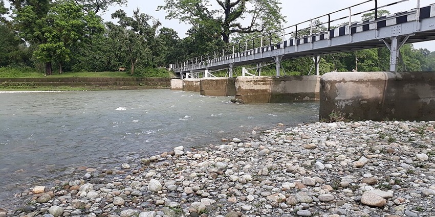 Explore serene breaks and other rejuvenating activities at the iconic Murti River bridge.