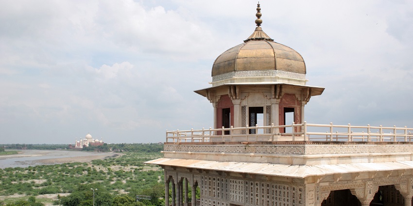 Musamman Burj, is amongst the best things to dp in Agra at night, and a tourist favourite.